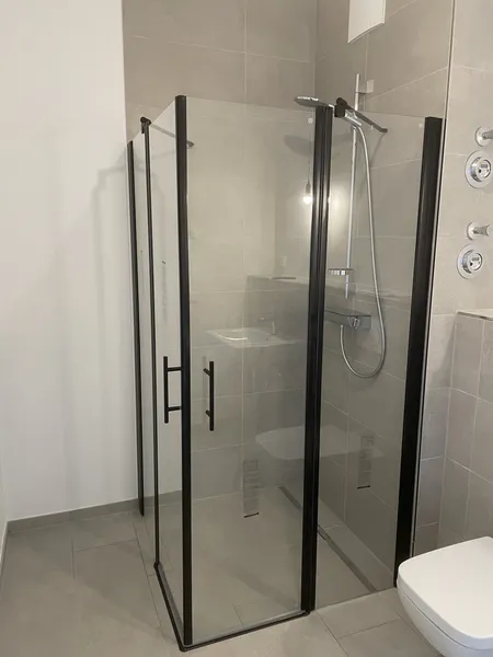 Hochwertige Neubau mit Balkon und EBK: Exklusive 4-Raum-Wohnung mit geh. Innenausstattung — photo 1